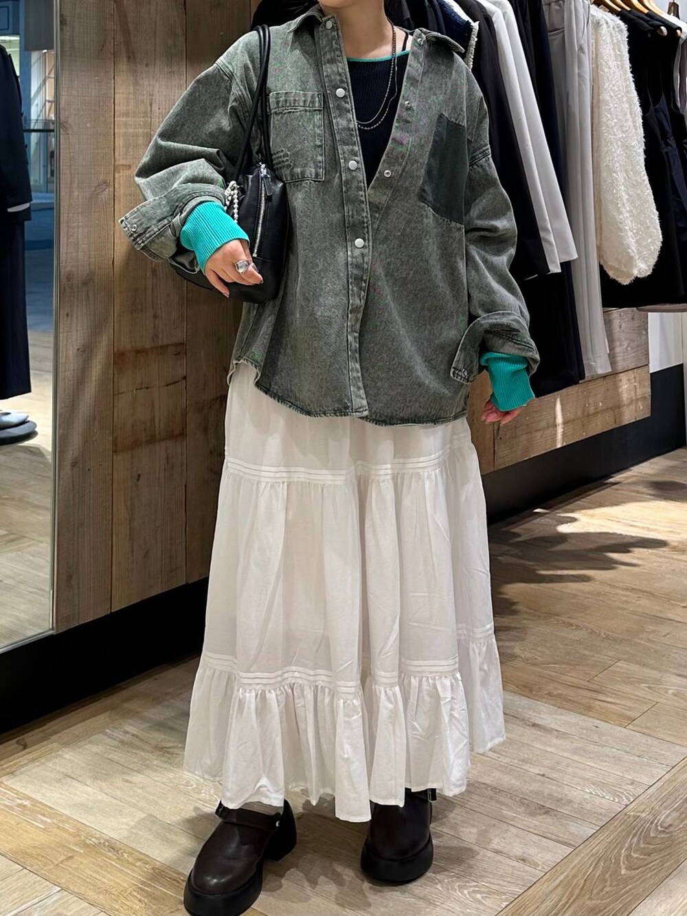 ブラウン系のサンダル、グリーン系のシャツ/ブラウス、ブラック系のボストンバッグを着用したレディースの冬コーディネートの5枚目の写真