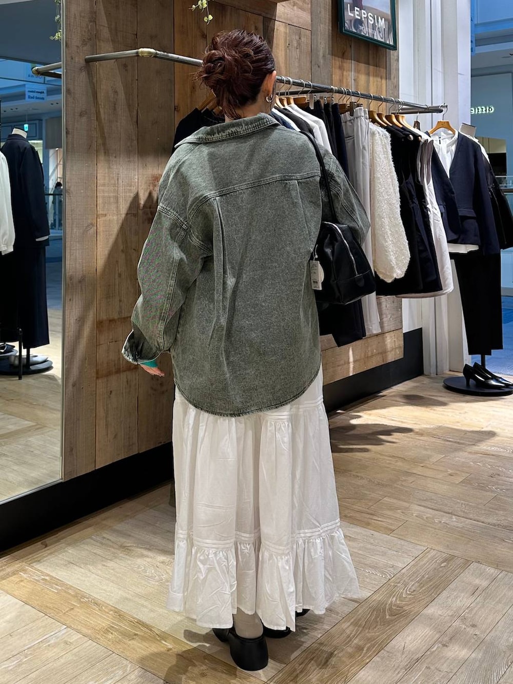 ブラウン系のサンダル、グリーン系のシャツ/ブラウス、ブラック系のボストンバッグを着用したレディースの冬コーディネートの3枚目の写真