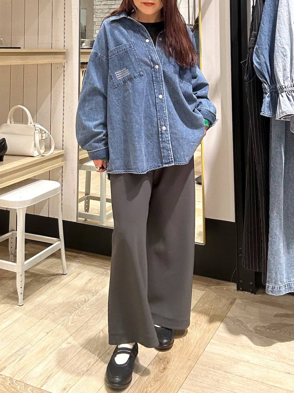 ブラック系のTシャツ/カットソー、ブルー系のシャツ/ブラウス、ブラック系のパンプスを着用したレディースの冬コーディネートの4枚目の写真