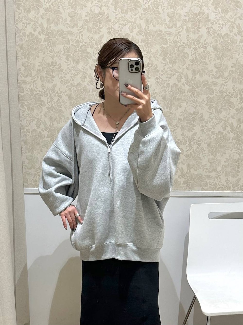その他のパンプス、ブラック系のスカート、グレー系のパーカーを着用したレディースの秋コーディネートの5枚目の写真
