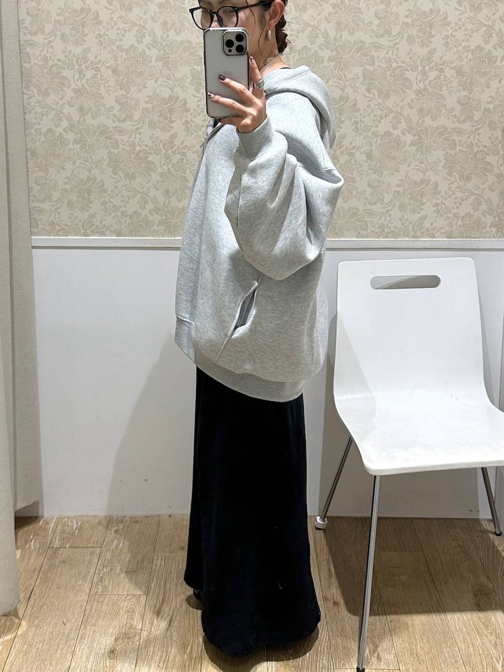 その他のパンプス、ブラック系のスカート、グレー系のパーカーを着用したレディースの秋コーディネートの2枚目の写真