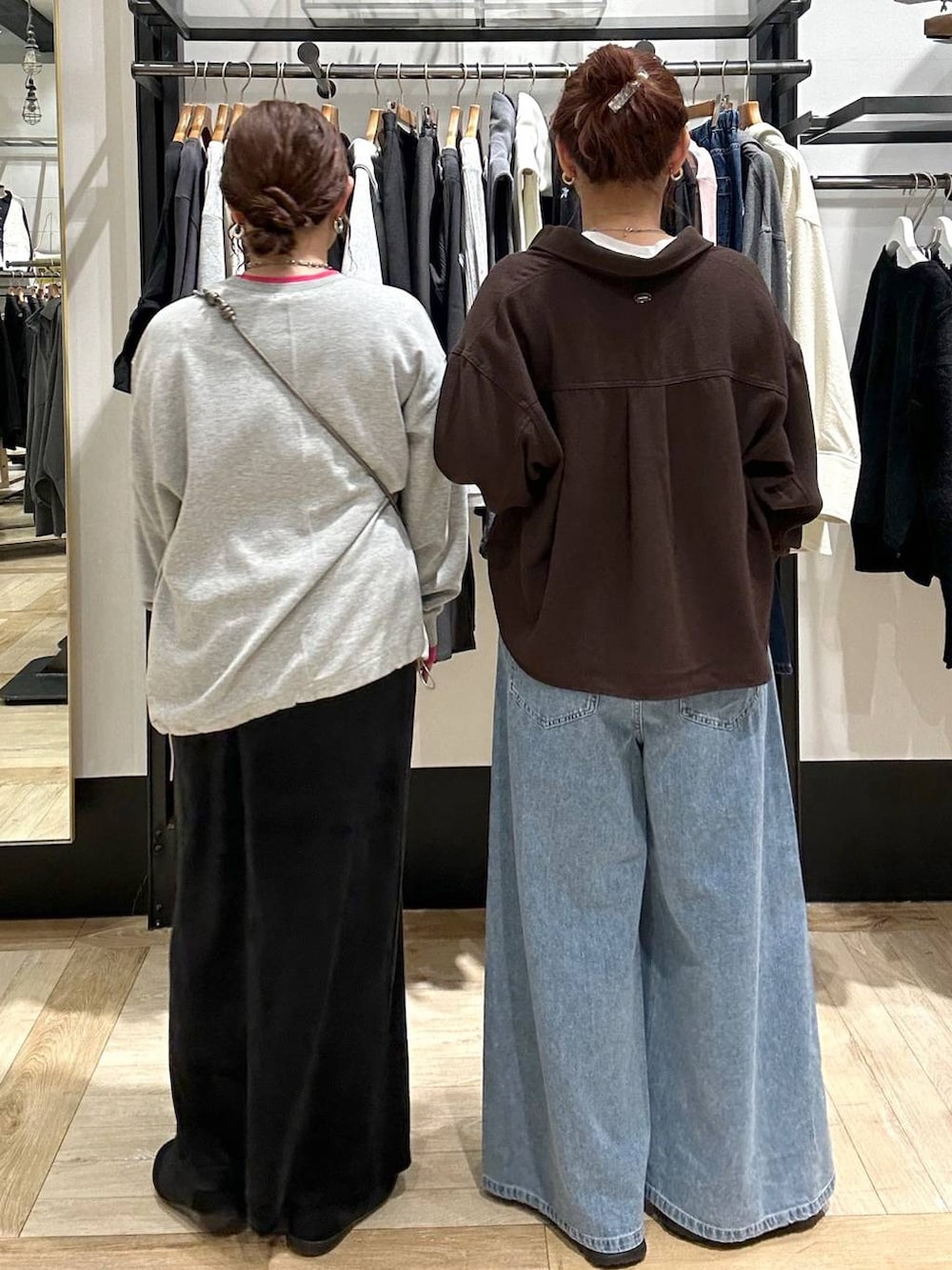 ブラック系のパンプス、ブラック系のスニーカー、グレー系のTシャツ/カットソーを着用したレディースの秋コーディネートの3枚目の写真