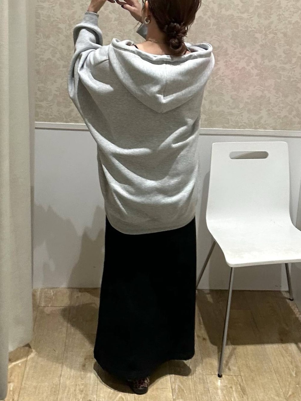 その他のパンプス、ブラック系のスカート、グレー系のパーカーを着用したレディースの秋コーディネートの3枚目の写真
