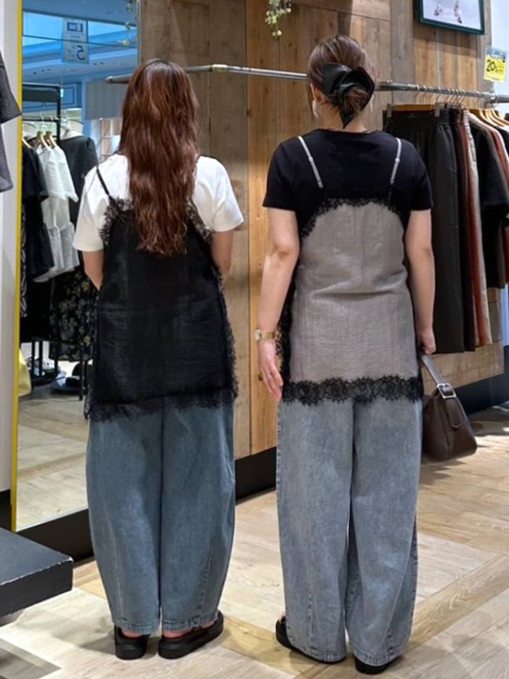 その他のサンダル、ブラック系のサンダル、ブラウン系のショルダーバッグを着用したレディースの春コーディネートの3枚目の写真