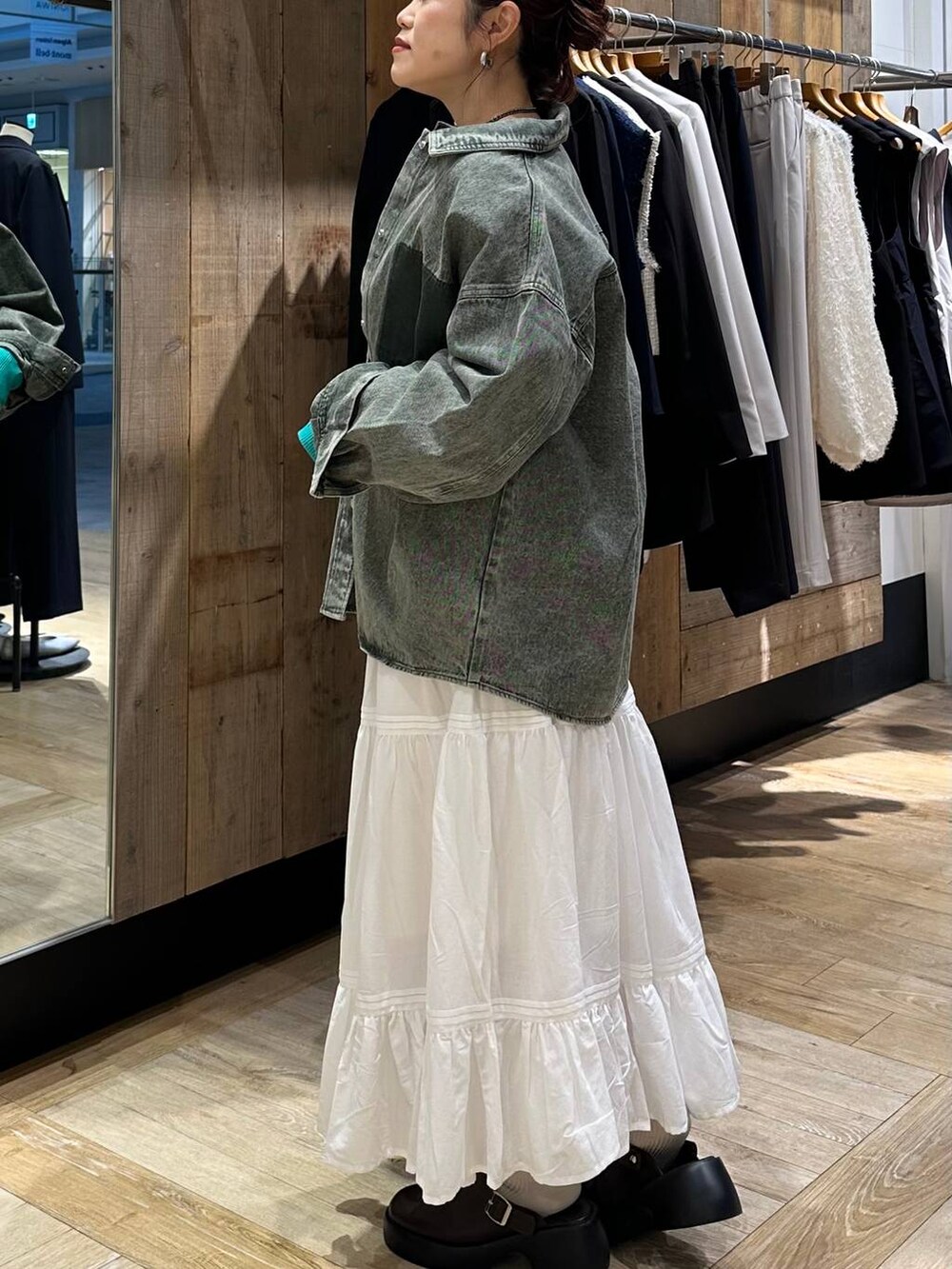 ブラウン系のサンダル、グリーン系のシャツ/ブラウス、ブラック系のボストンバッグを着用したレディースの冬コーディネートの4枚目の写真