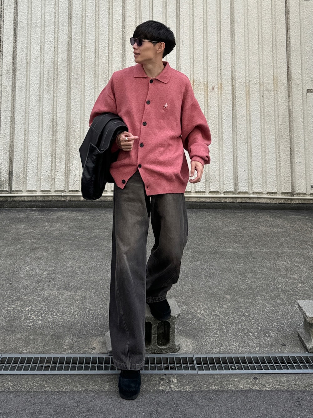 「レザー、シンプル、秋服、大人コーデ、デニム、きれいめカジュアル、カーディガン、キャップ、レザージャケット、WYM、おしゃれさんと繋がりたい、キレイめ、デニムパンツ、ピンク、お出かけコーデ」｜「ajouter flowの【ajouter flow】af metal logo  wash synthetic leather jacket（ブルゾン、ブラック系）」を使った、Ryoさん（メンズ・172cm）の秋コーディネートの2枚目の写真