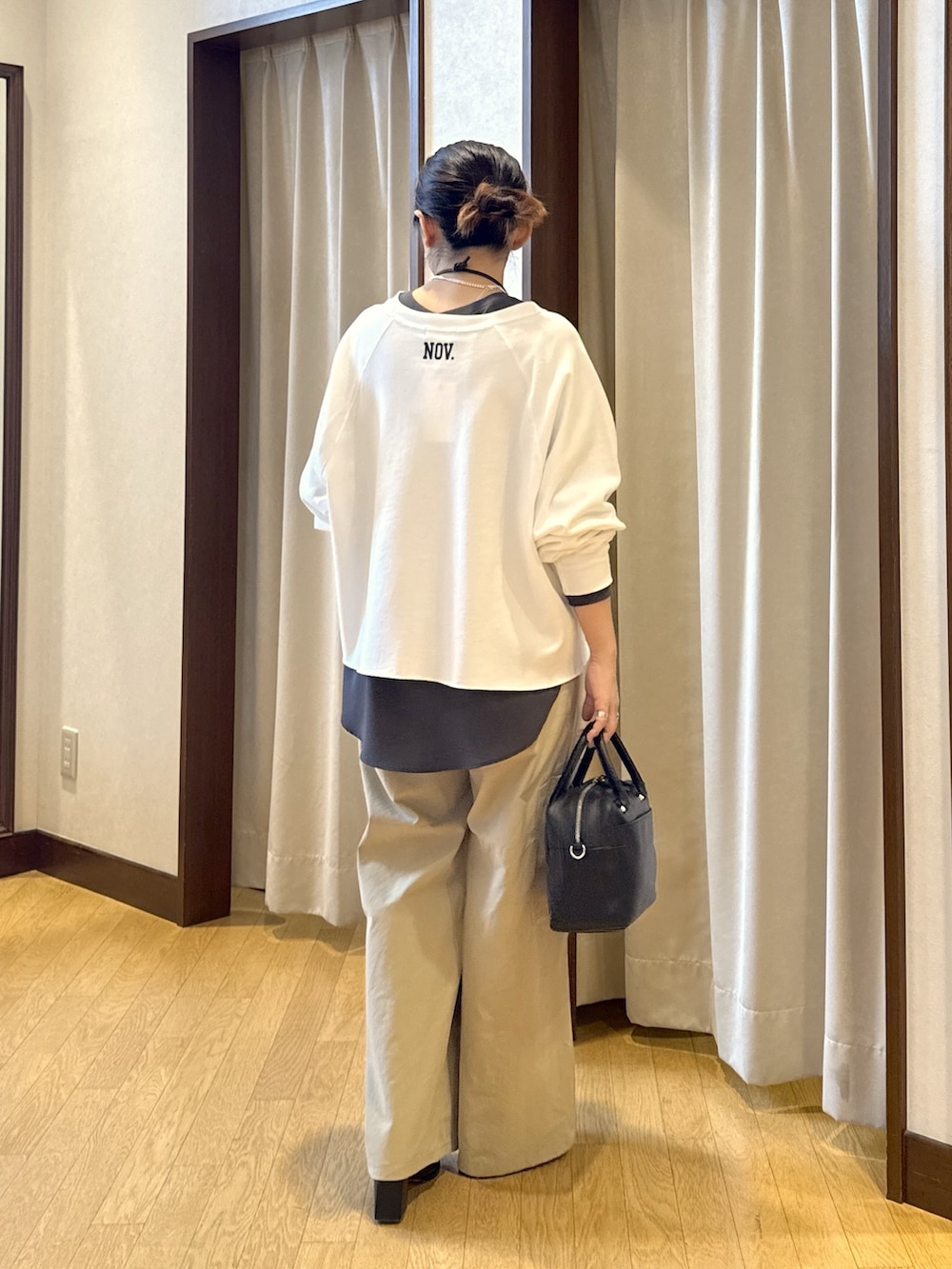 ホワイト系のスウェット、グレー系のシャツ/ブラウス、ベージュ系のカーゴパンツを着用したレディースの春コーディネートの4枚目の写真