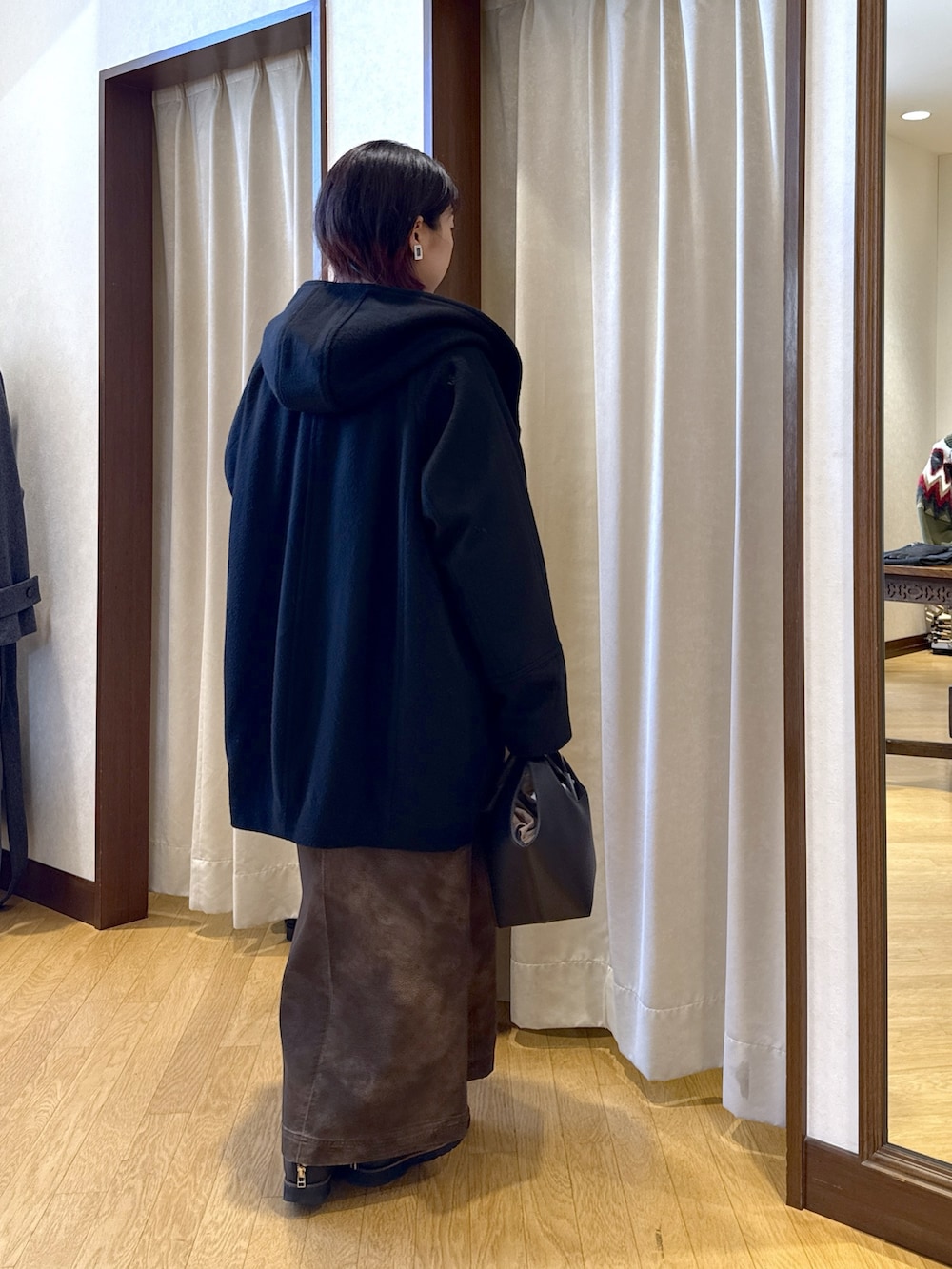 ブラック系のその他アウター、ブラウン系のスウェット、ホワイト系のTシャツ/カットソーを着用したレディースの秋コーディネートの4枚目の写真