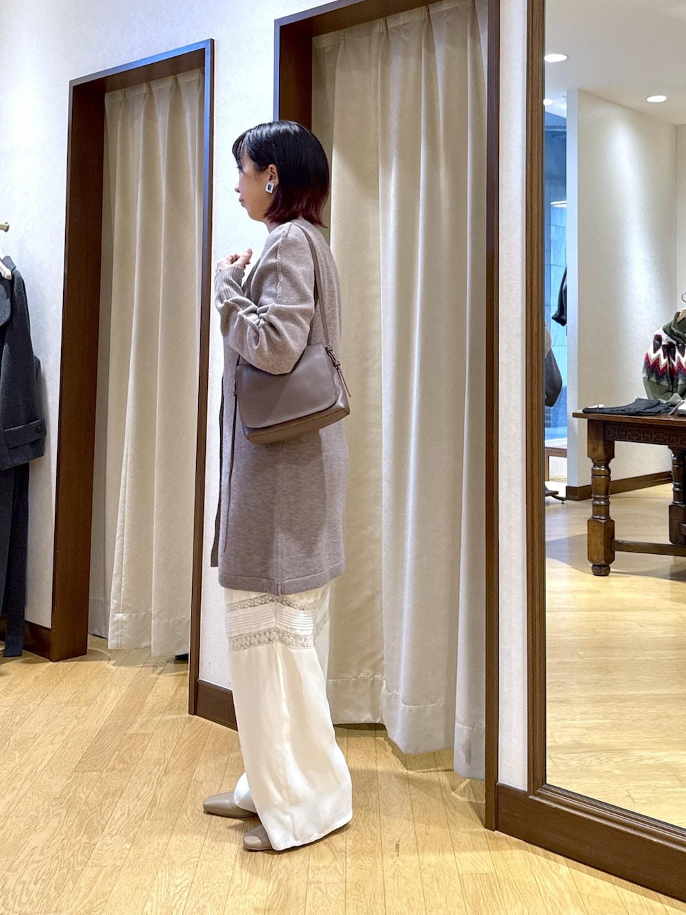 ベージュ系のニット/セーター、ブラウン系のショルダーバッグ、ホワイト系のその他パンツを着用したレディースの秋コーディネートの2枚目の写真