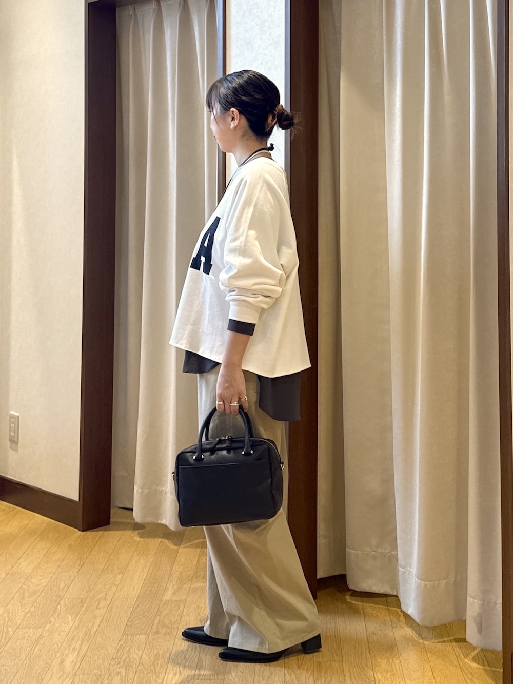 ホワイト系のスウェット、グレー系のシャツ/ブラウス、ベージュ系のカーゴパンツを着用したレディースの春コーディネートの3枚目の写真