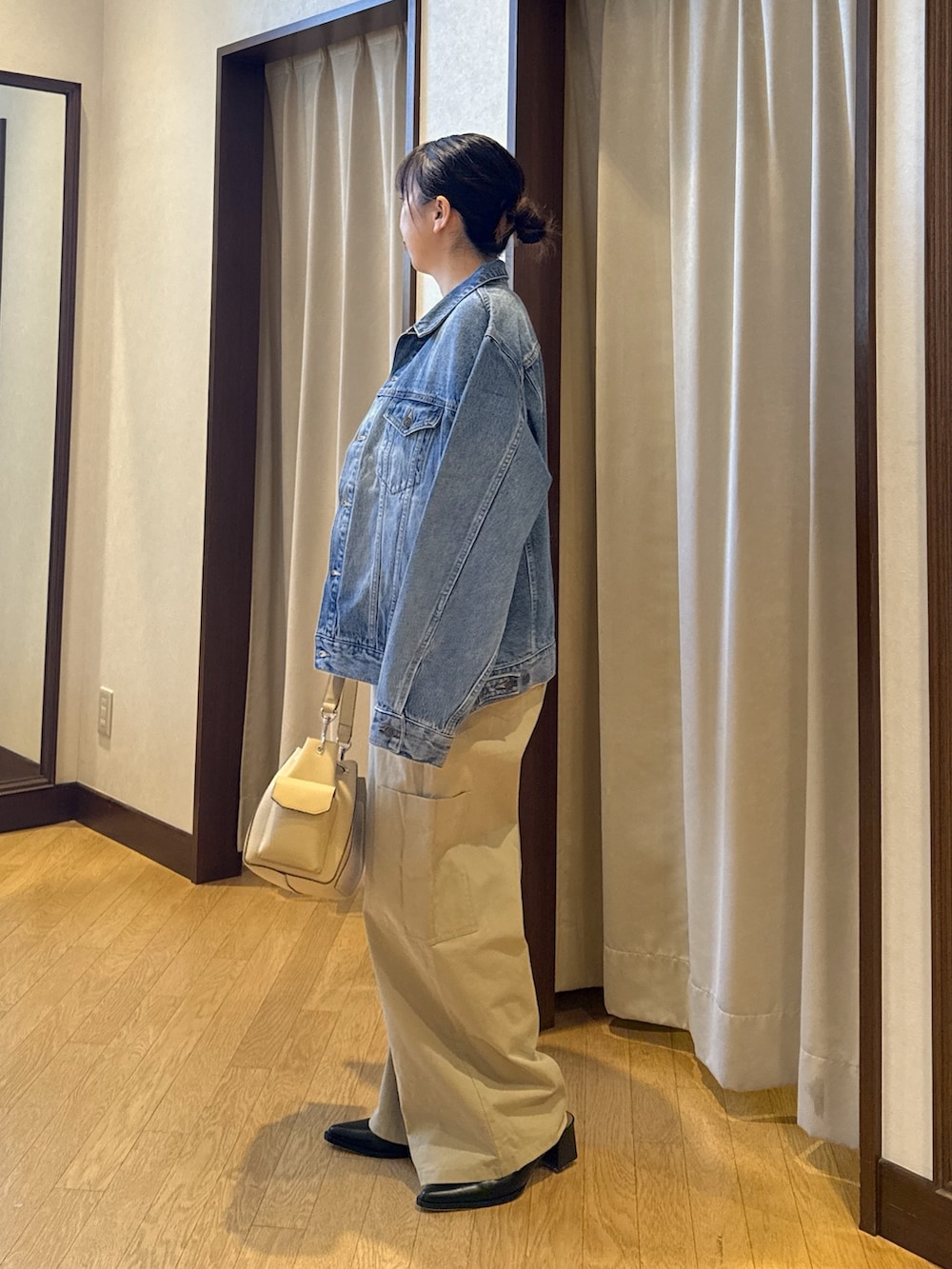 オレンジ系のカーディガン/ボレロ、ベージュ系のショルダーバッグ、ベージュ系のカーゴパンツを着用したレディースの春コーディネートの3枚目の写真