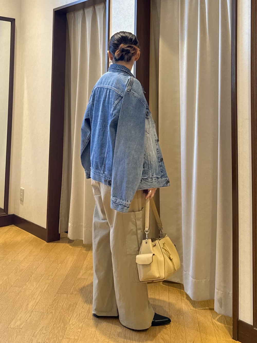 オレンジ系のカーディガン/ボレロ、ベージュ系のショルダーバッグ、ベージュ系のカーゴパンツを着用したレディースの春コーディネートの4枚目の写真