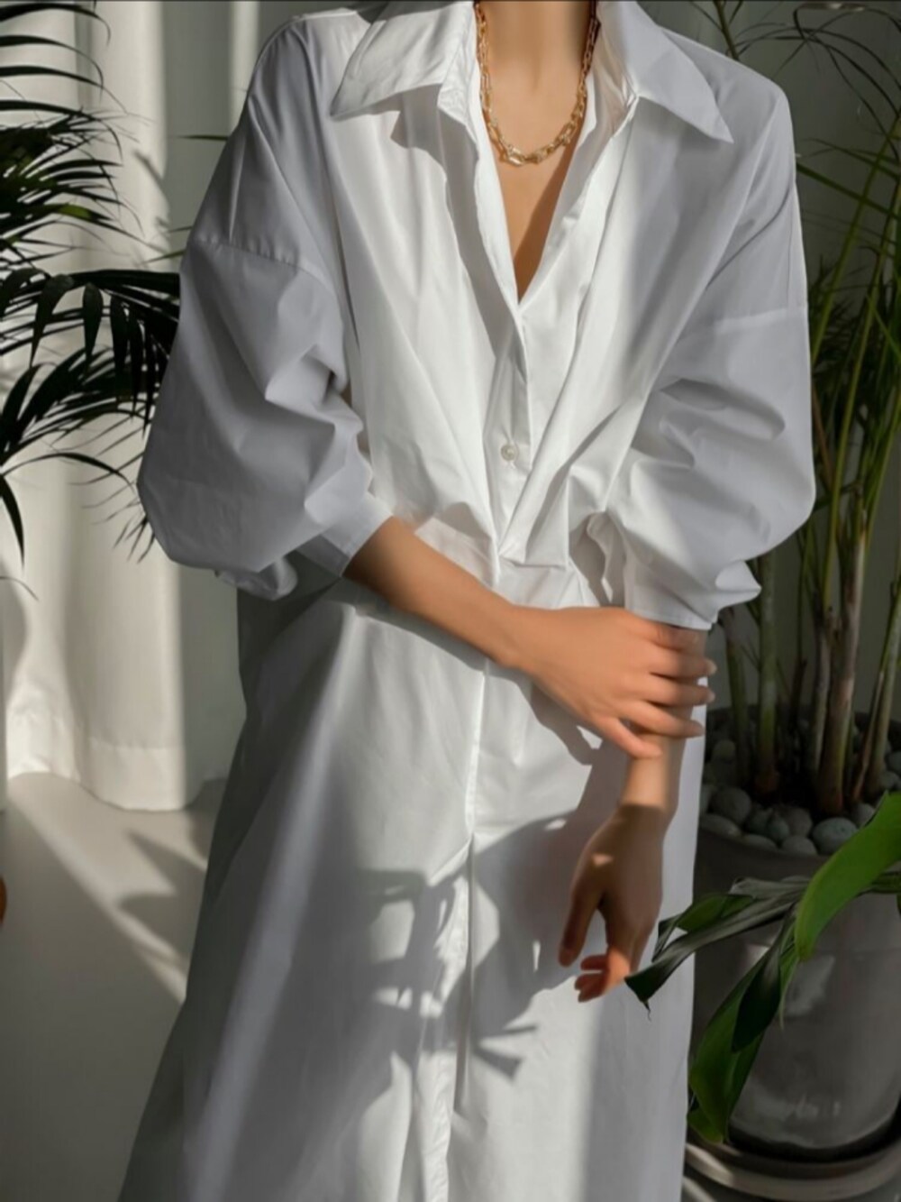 ホワイト系のシャツワンピースを着用したレディースの春コーディネートの2枚目の写真