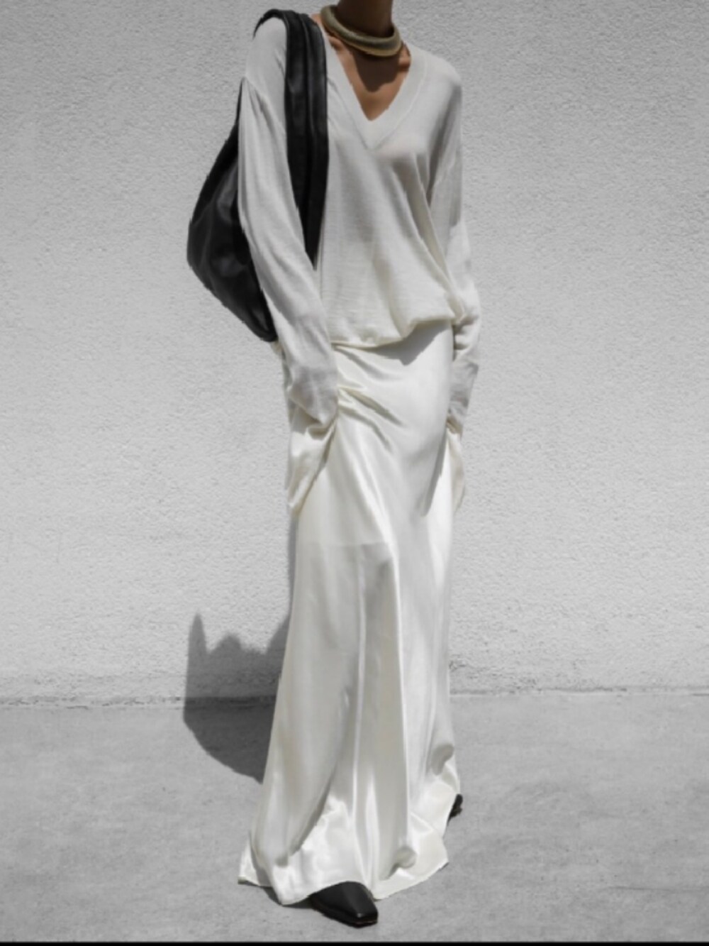 ホワイト系のニット/セーター、ホワイト系のスカートを着用したレディースの春コーディネートの3枚目の写真