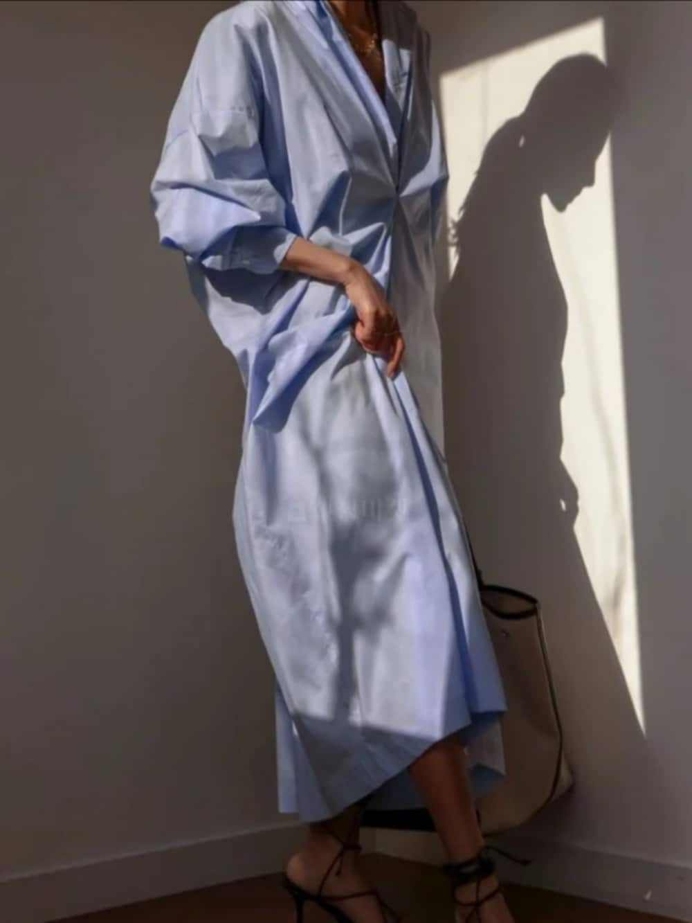 ブルー系のワンピース/ドレス、ブルー系のワンピース/ドレスを着用したレディースの春コーディネートの2枚目の写真