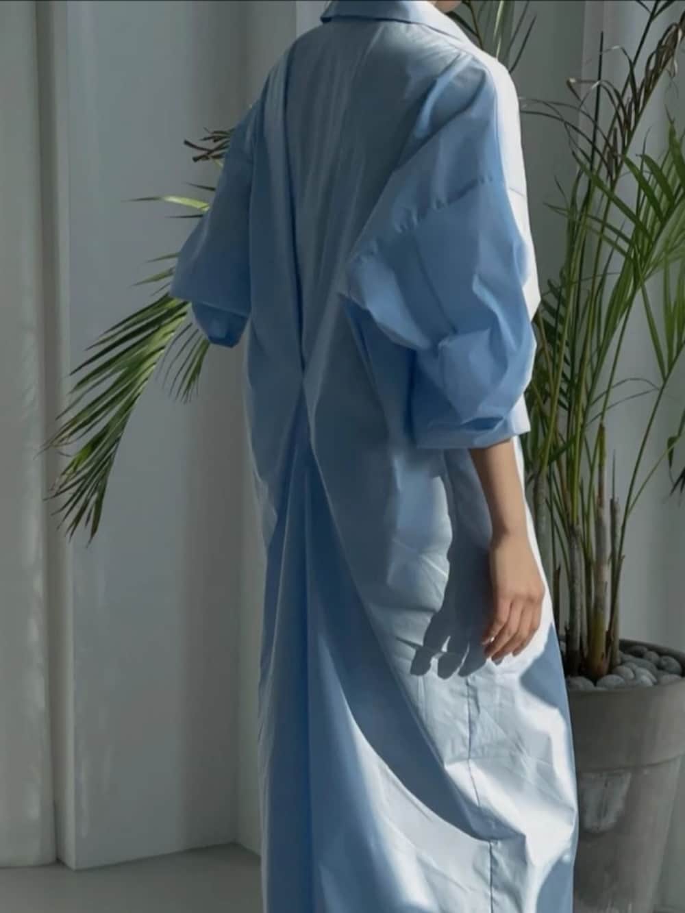 ブルー系のワンピース/ドレス、ブルー系のワンピース/ドレスを着用したレディースの春コーディネートの3枚目の写真