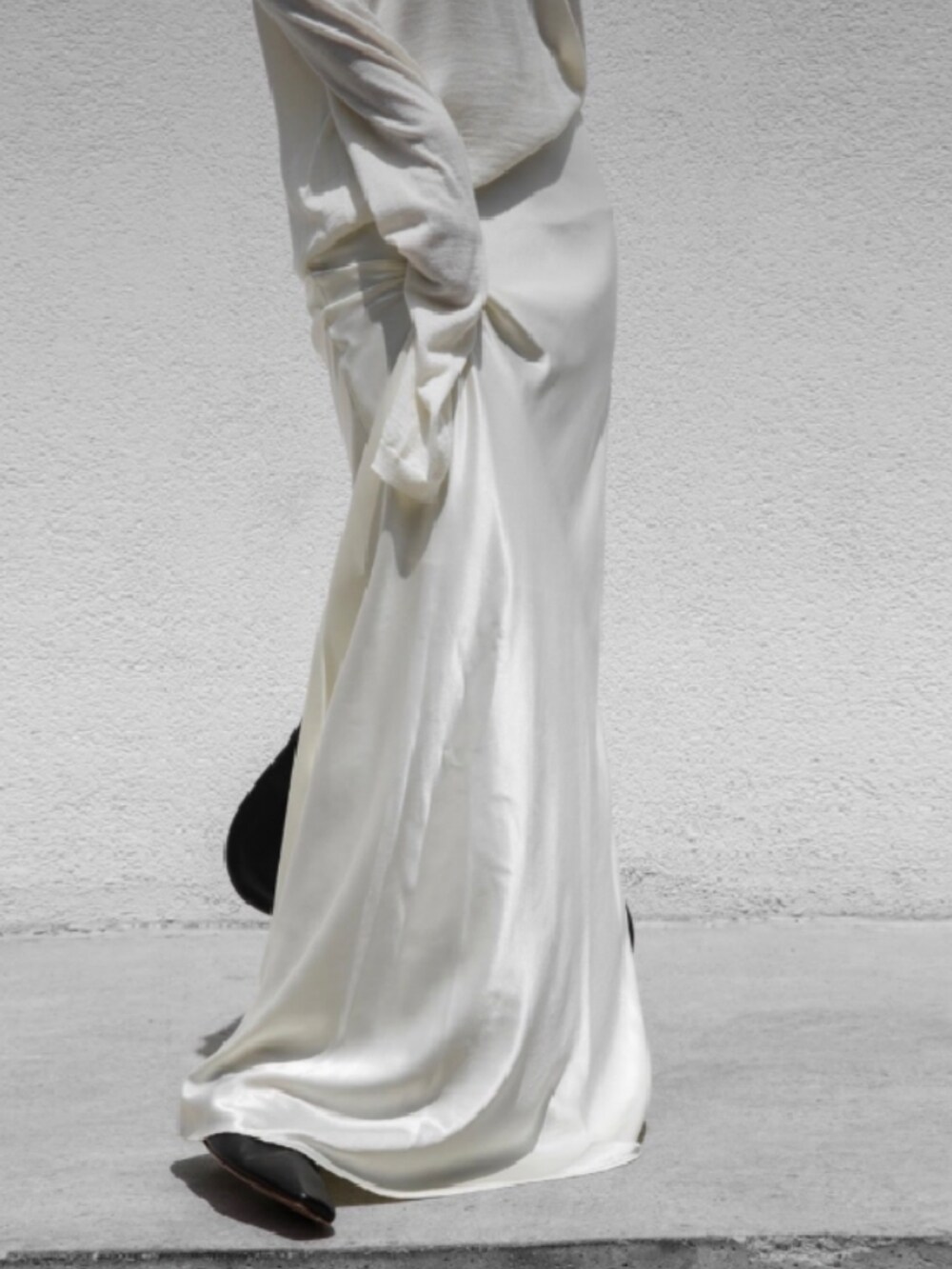 ホワイト系のニット/セーター、ホワイト系のスカートを着用したレディースの春コーディネートの4枚目の写真