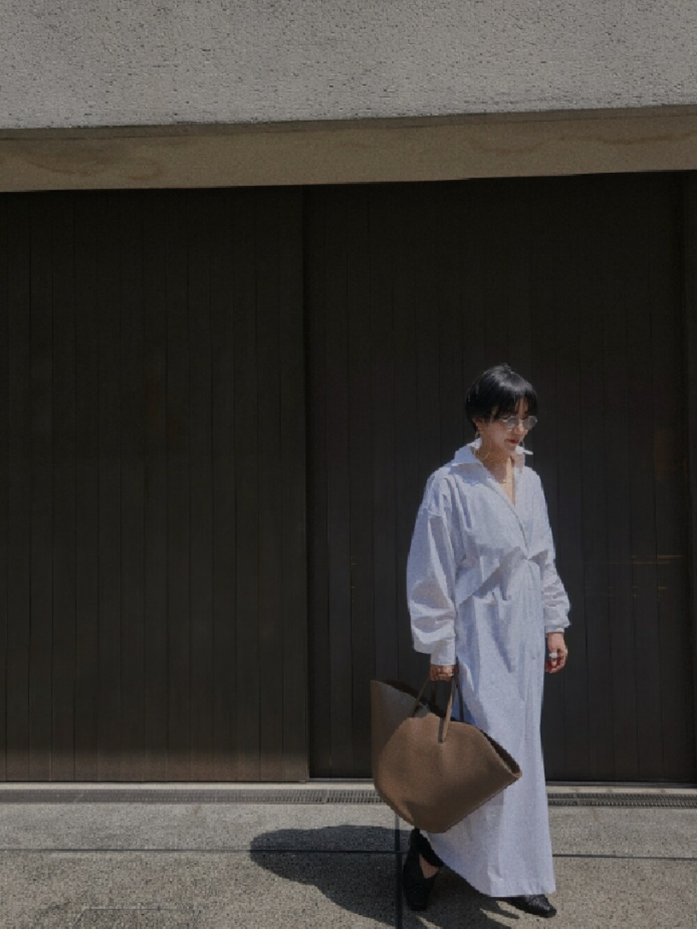 ホワイト系のシャツワンピースを着用したレディースの春コーディネートの5枚目の写真