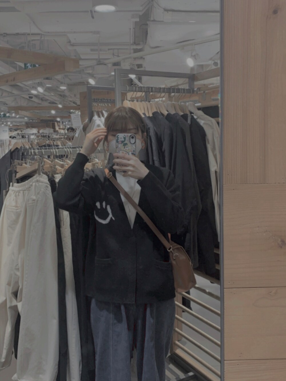 ブラック系のジャケット/アウター、その他のスマホグッズ、オレンジ系のアクセサリーを着用したレディースの春コーディネートの2枚目の写真