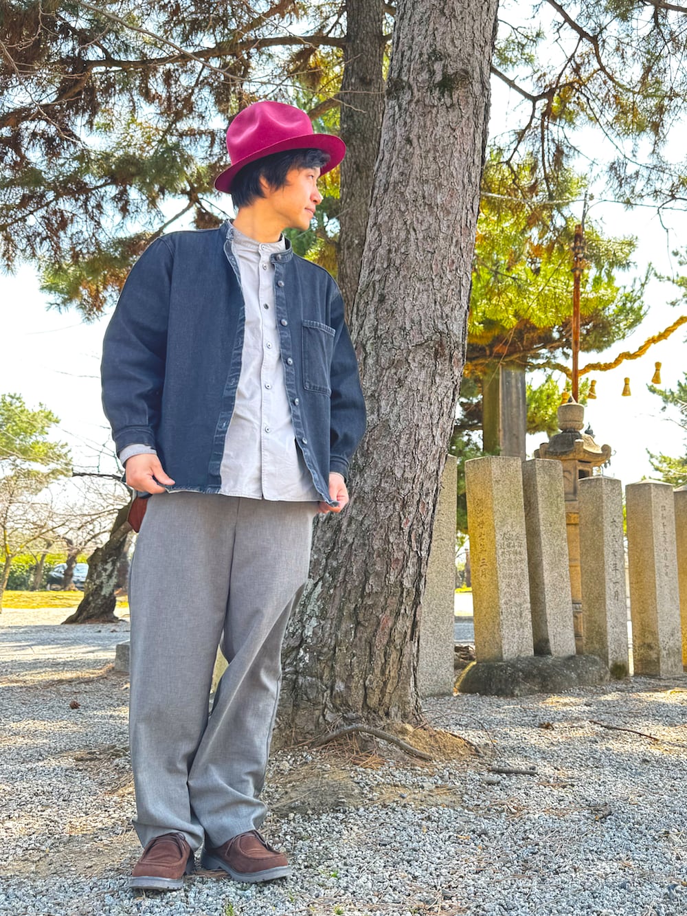 ブラック系のデニムジャケット、グレー系のシャツ/ブラウス、グレー系のスラックスを着用したメンズの春コーディネートの2枚目の写真