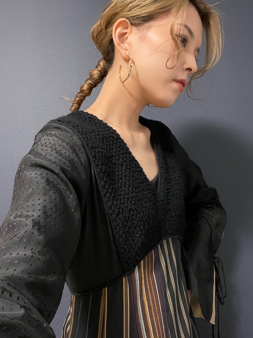 ブラック系のワンピースを着用したレディースの夏コーディネートの3枚目の写真