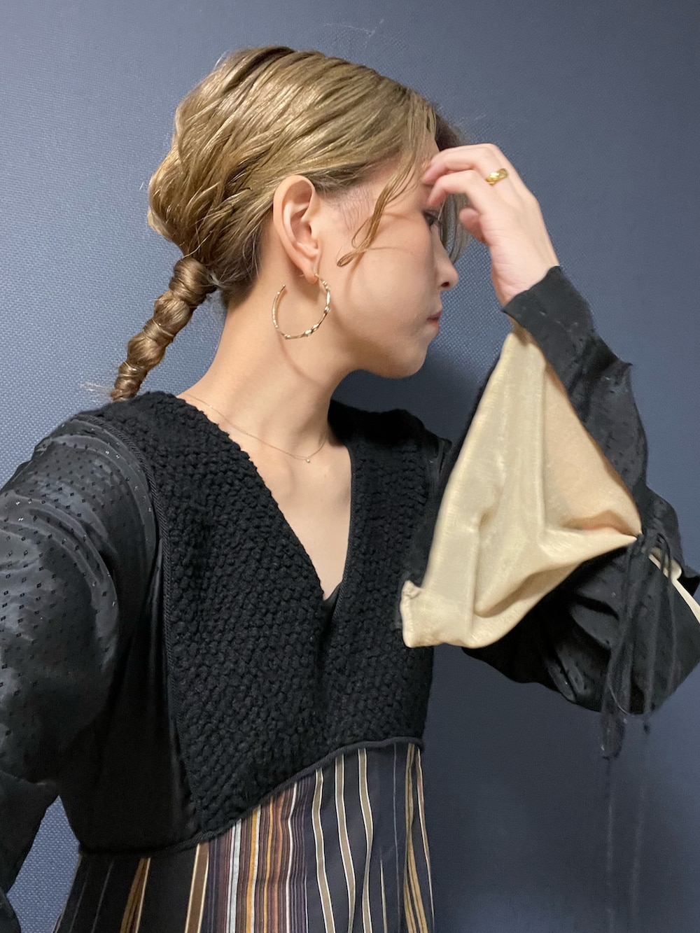 ブラック系のワンピースを着用したレディースの夏コーディネートの2枚目の写真