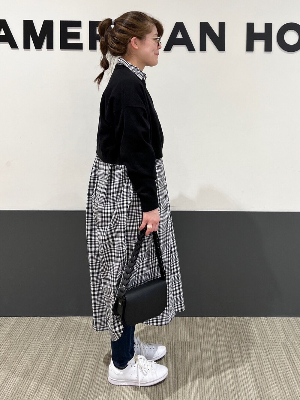 「チェック、ワントーンコーデ、ブラックコーデ、大人カジュアル、白スニーカー、シャツワンピ、春服、春コーデ、ミニバッグ、ショート丈トップス」|「adidasのアイテム(スニーカー、ホワイト系)」を使った、Misato.Sさん(レディース・164cm)の冬コーディネートの3枚目の写真