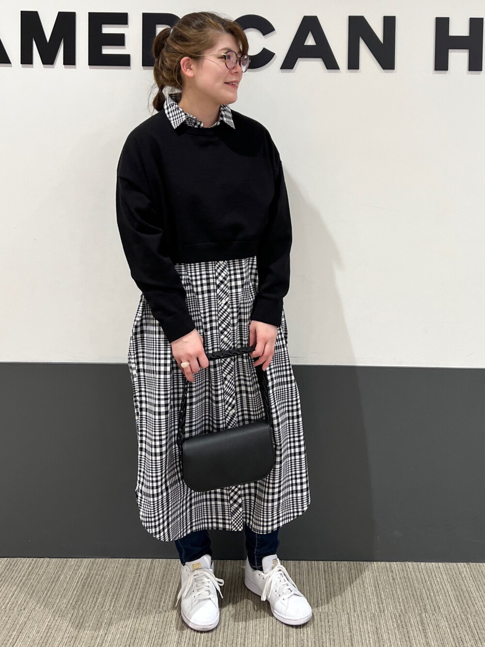 「チェック、ワントーンコーデ、ブラックコーデ、大人カジュアル、白スニーカー、シャツワンピ、春服、春コーデ、ミニバッグ、ショート丈トップス」|「adidasのアイテム(スニーカー、ホワイト系)」を使った、Misato.Sさん(レディース・164cm)の冬コーディネートの2枚目の写真