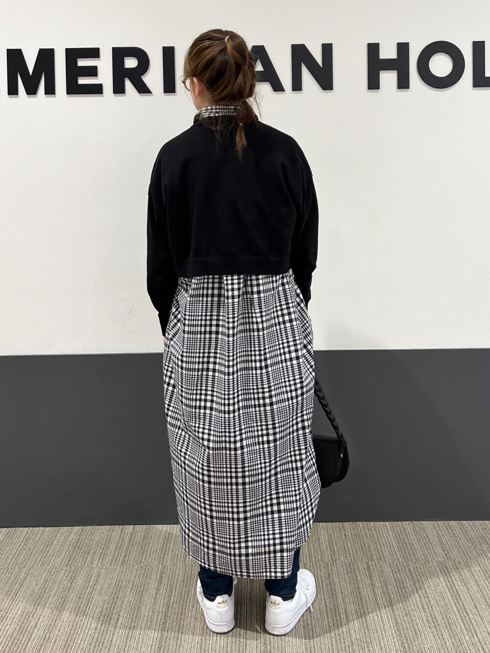 「チェック、ワントーンコーデ、ブラックコーデ、大人カジュアル、白スニーカー、シャツワンピ、春服、春コーデ、ミニバッグ、ショート丈トップス」|「adidasのアイテム(スニーカー、ホワイト系)」を使った、Misato.Sさん(レディース・164cm)の冬コーディネートの4枚目の写真