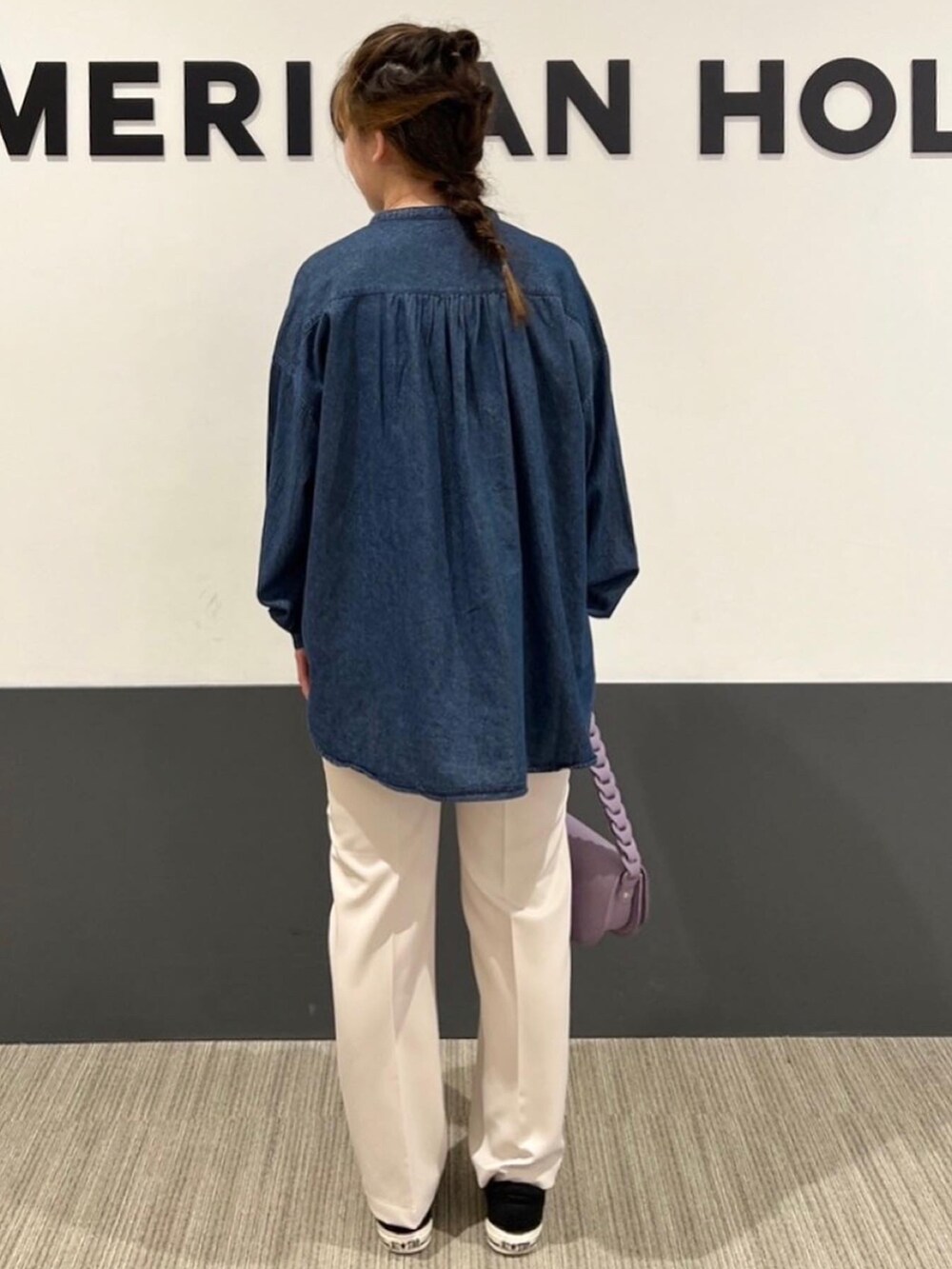 「カジュアル、デニムシャツ、大人カジュアル、パンツスタイル、春服、シンプルコーデ、春カラー、春コーデ、プチプラコーデ、春服みてみて」｜「AMERICAN HOLICのレースアップデニムブラウス（シャツ/ブラウス、ブルー系）」を使った、Misato.Sさん（レディース・164cm）の春コーディネートの3枚目の写真