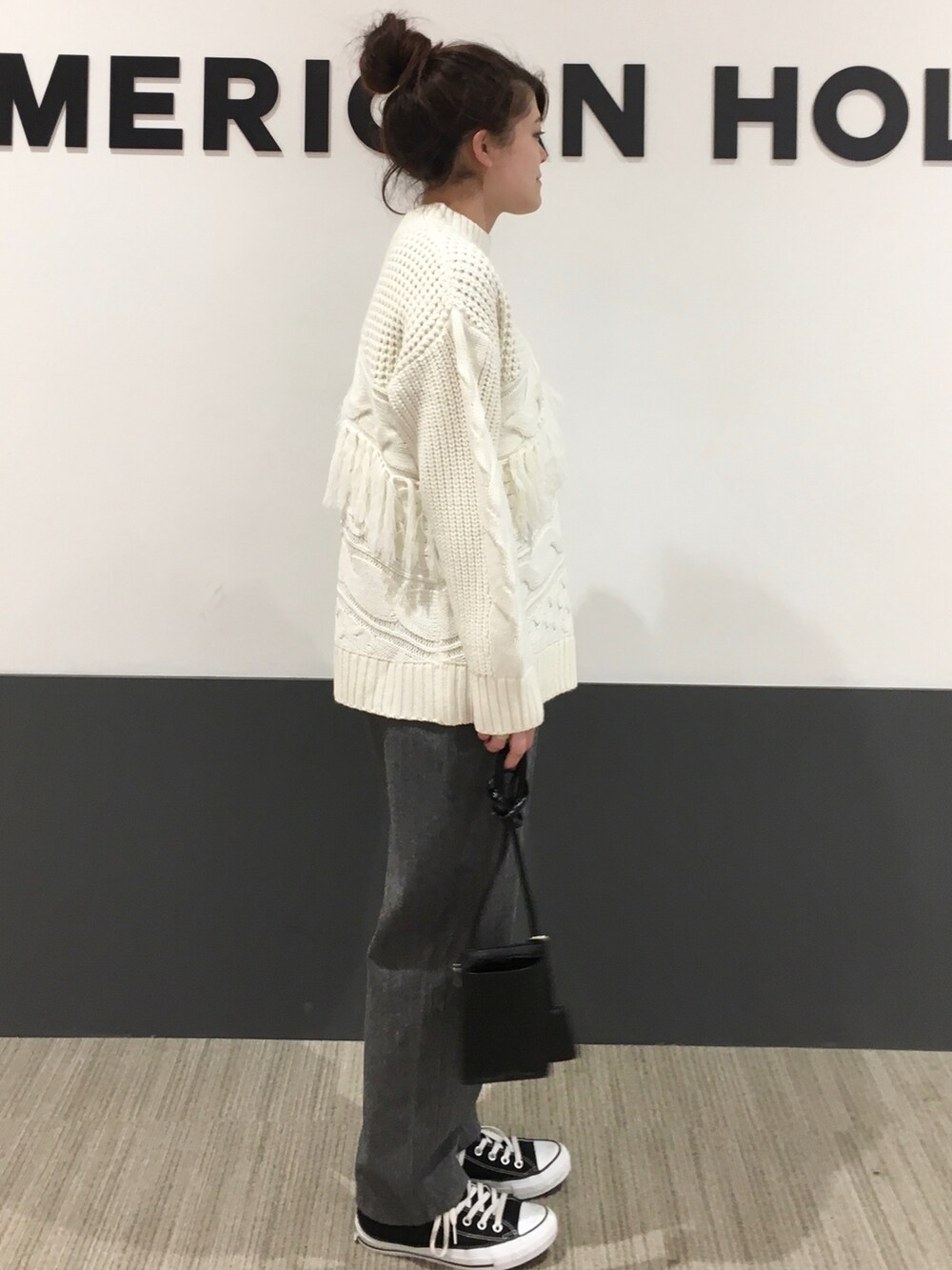 「スニーカー、コンバース、ツイード、白ニット、パンツスタイル、カジュアルコーデ、ゆるコーデ、オトナカジュアル、秋冬コーデ、ニットコーデ」｜「CONVERSEのアイテム（スニーカー、ブラック系）」を使った、Misato.Sさん（レディース・164cm）の秋コーディネートの3枚目の写真