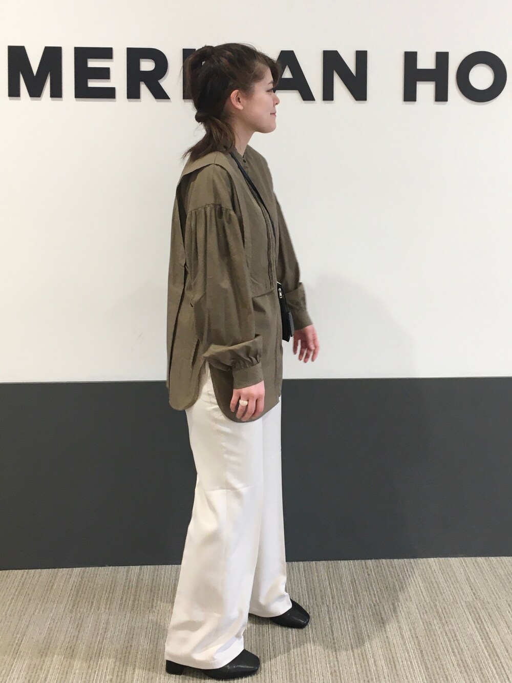 「チェック、ブラウス、ベージュ、ショートブーツ、プチプラ、ストレートパンツ、プチプラコーデ、パンツコーデ、オトナカジュアル、スマホショルダー」｜「AMERICAN HOLICのブザムバンドカラーブラウス（シャツ/ブラウス、その他）」を使った、Misato.Sさん（レディース・164cm）の冬コーディネートの2枚目の写真