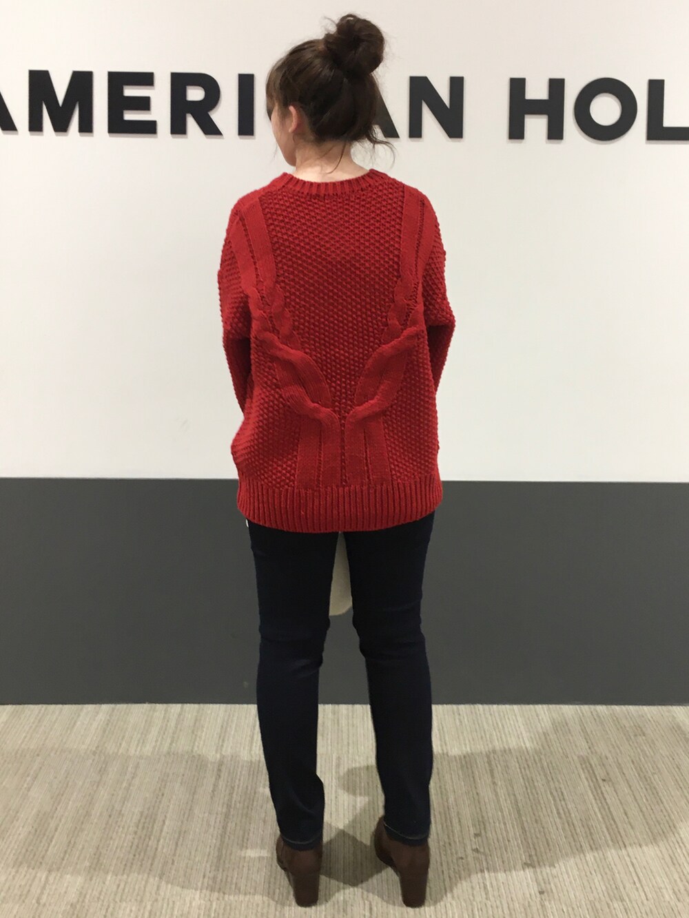「デニム、ケーブルニット、ショートブーツ、冬、赤ニット、パンツスタイル、オトナカジュアル」｜「AMERICAN HOLICの斜めケーブルポコポコMixニットプルオーバー（ニット/セーター、レッド系）」を使った、Misato.Sさん（レディース・164cm）の冬コーディネートの2枚目の写真