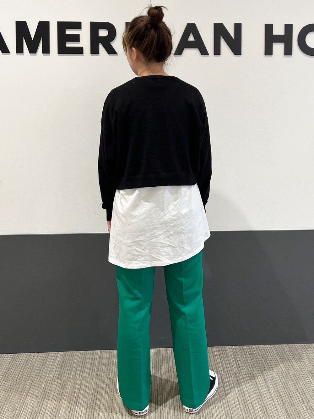 「スニーカー、コンバース、カラーパンツ、大人カジュアル、プチプラ、お団子ヘアー、春カラー、ゆるコーデ、ショート丈トップス、セットアイテム」｜「AMERICAN HOLICの美・美・美ストレートパンツ（その他パンツ、グリーン系）」を使った、Misato.Sさん（レディース・164cm）の冬コーディネートの3枚目の写真