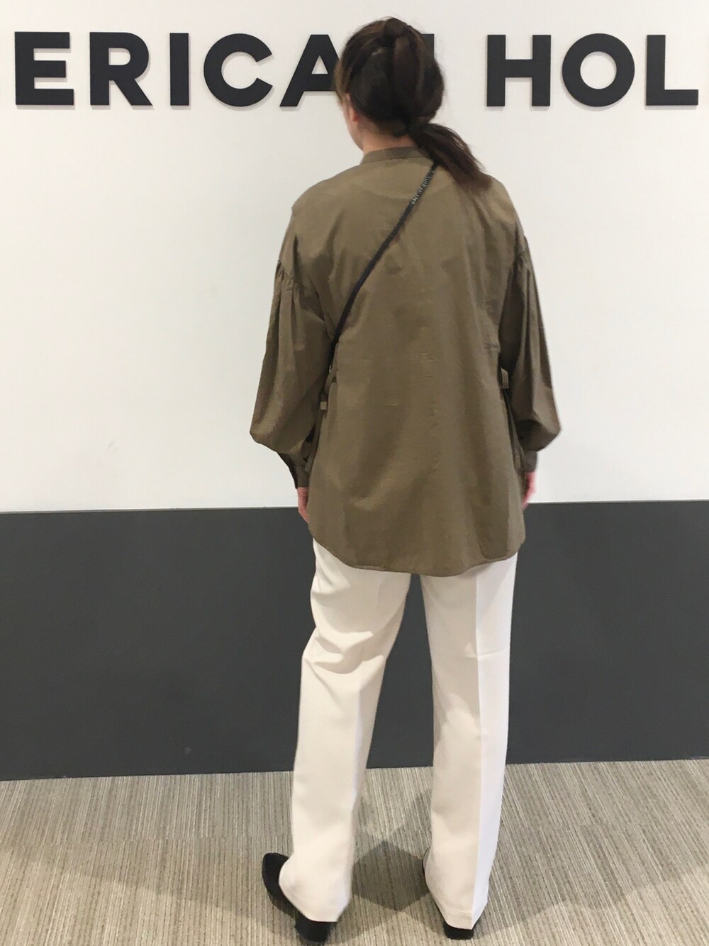 「チェック、ブラウス、ベージュ、ショートブーツ、プチプラ、ストレートパンツ、プチプラコーデ、パンツコーデ、オトナカジュアル、スマホショルダー」｜「AMERICAN HOLICのブザムバンドカラーブラウス（シャツ/ブラウス、その他）」を使った、Misato.Sさん（レディース・164cm）の冬コーディネートの3枚目の写真