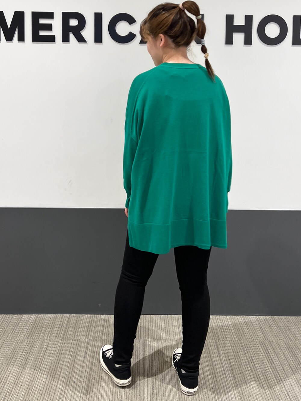 「ボーダー、シンプル、グリーン、オーバーサイズ、パンツスタイル、春服、プチプラコーデ、カジュアルコーデ、黒スキニー、カラーコーデ」｜「AMERICAN HOLICのスキニーフィットデニム（デニムパンツ、ブラック系）」を使った、Misato.Sさん（レディース・164cm）の冬コーディネートの2枚目の写真