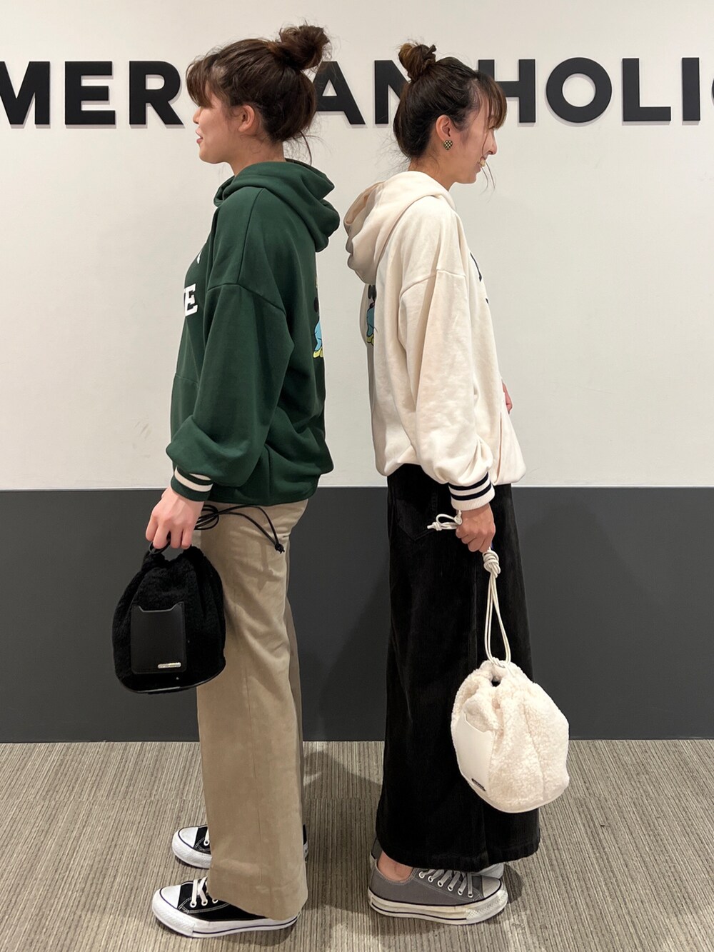 「タイトスカート、コーデュロイ、パーカー、プチプラ、プチプラコーデ、センタープレス、おそろいコーデ、パーカーコーデ、古着風、ボアバッグ」｜「AMERICAN HOLICのストレッチコールテンセンタープレスパンツ（その他パンツ、ベージュ系）」を使った、Misato.Sさん（レディース・164cm）の秋コーディネートの2枚目の写真