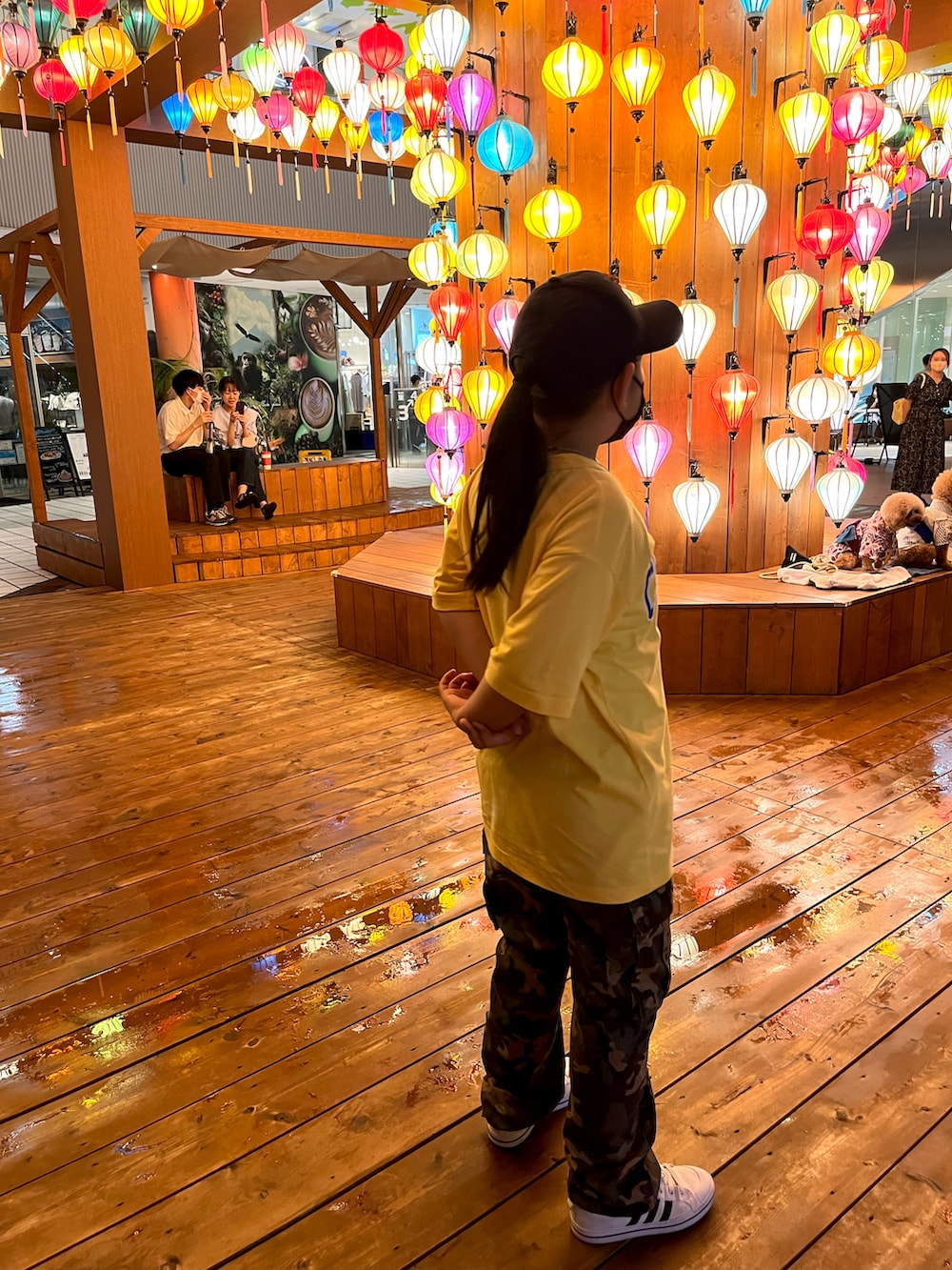 イエロー系のTシャツ/カットソー、ブルー系のキャップを着用したキッズの秋コーディネートの2枚目の写真