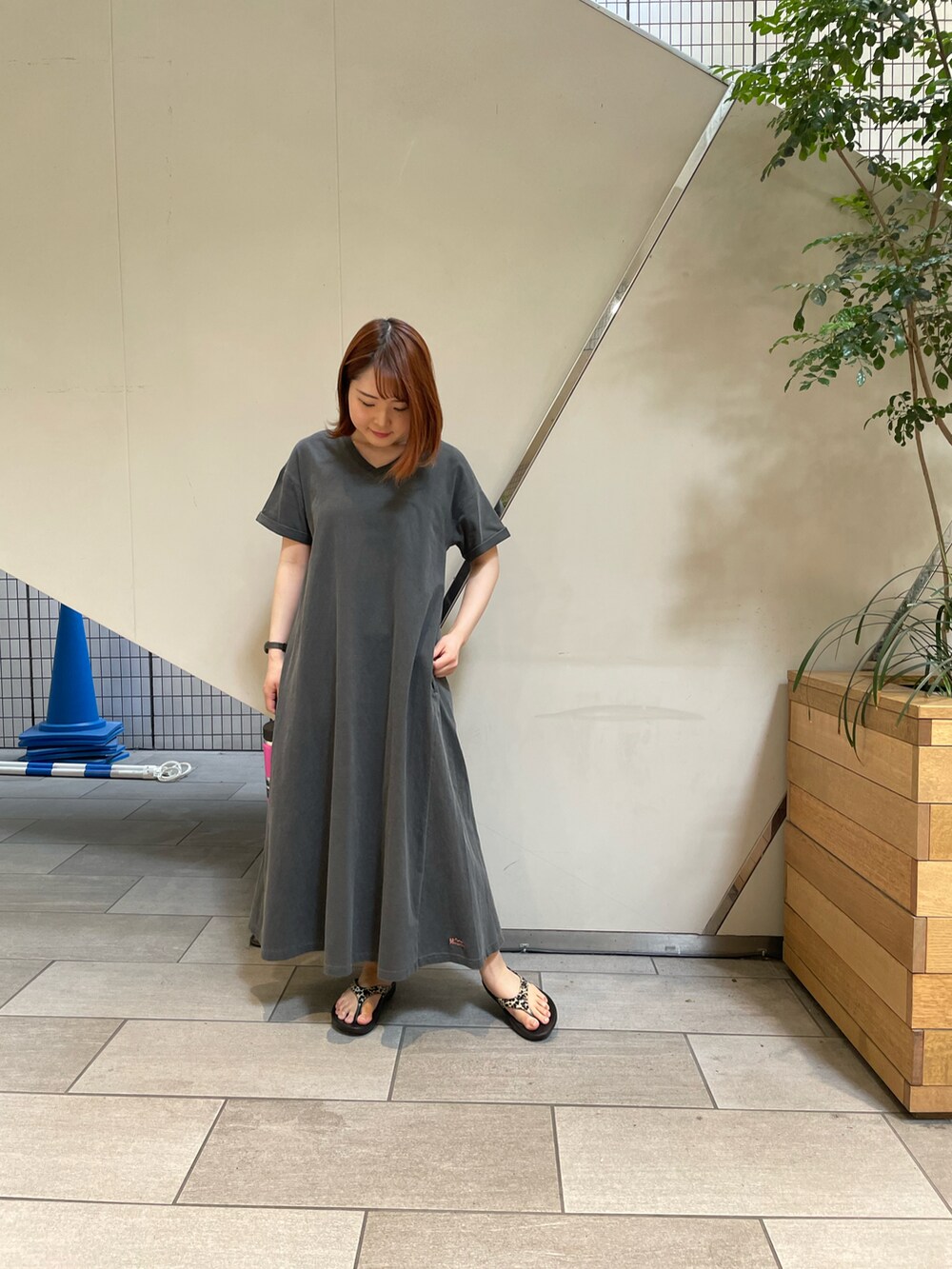 ブラック系のワンピース、その他のサンダル、ピンク系のグラス/マグカップ/タンブラーを着用したレディースの春コーディネートの2枚目の写真