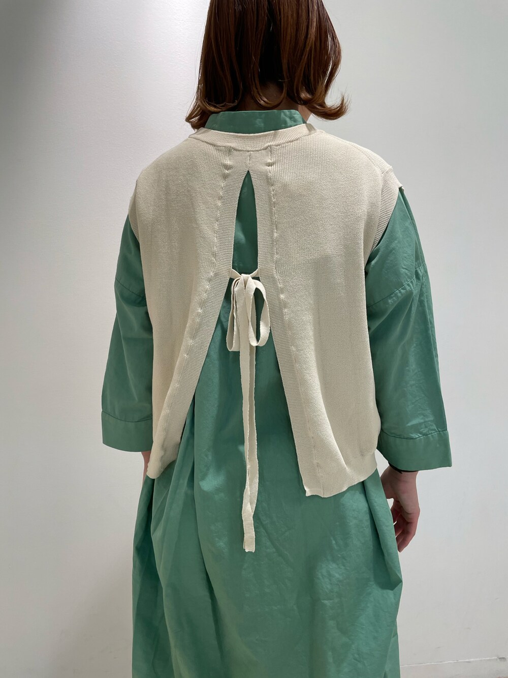 「ニット、ワンピース、ホワイト、BEAVER、ベスト、MANASTASH、シャツワンピ、春コーデ、DMG、BEAVER名古屋」｜「D.M.G.のアイテム（ワンピース/ドレス、グリーン系）」を使った、Renさん（レディース・153cm）の春コーディネートの2枚目の写真