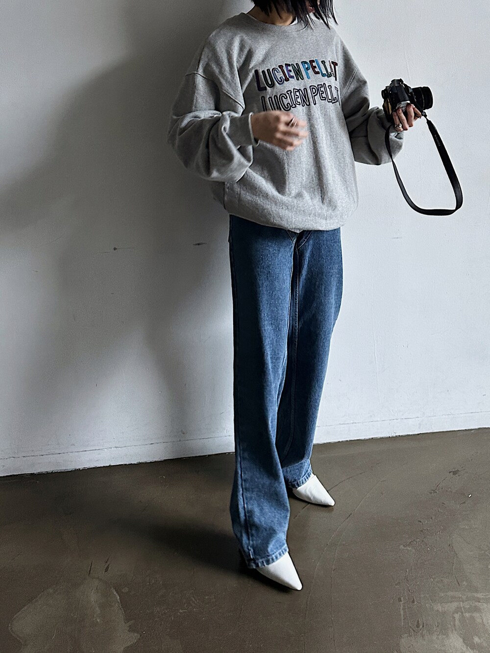 ブルー系のデニムパンツ、グレー系のスウェットを着用したレディースの春コーディネートの3枚目の写真