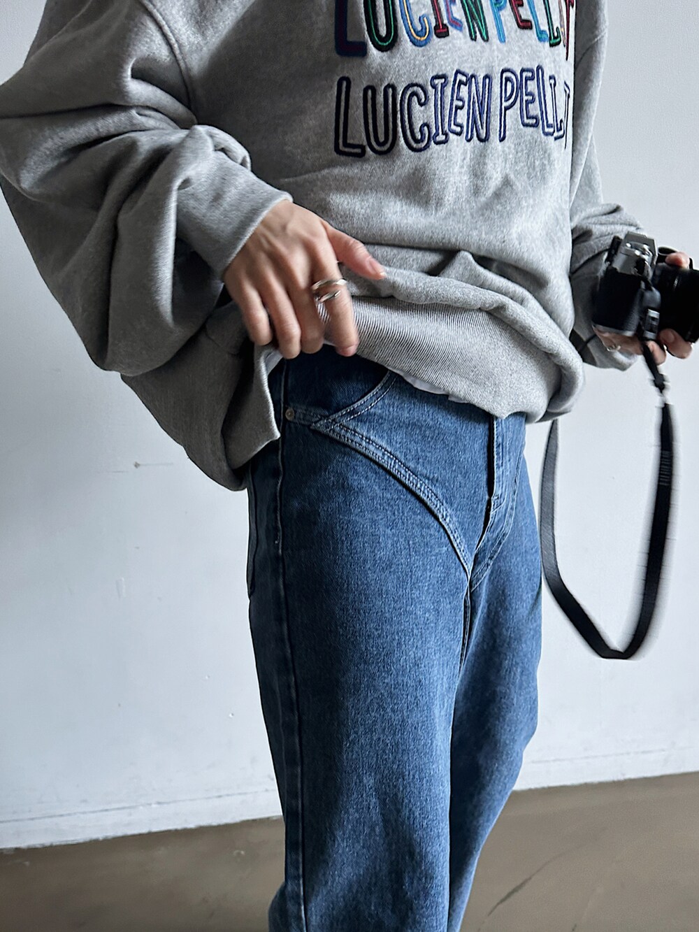 ブルー系のデニムパンツ、グレー系のスウェットを着用したレディースの春コーディネートの4枚目の写真