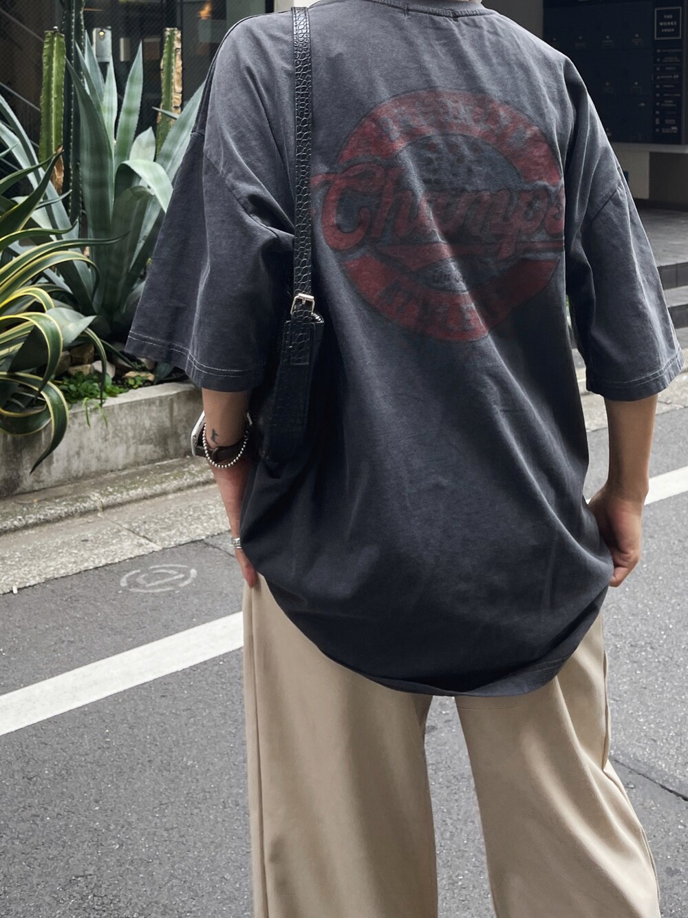 ブラック系のTシャツ/カットソー、ベージュ系のパンツ、ベージュ系のシューズを着用したレディースの秋コーディネートの5枚目の写真