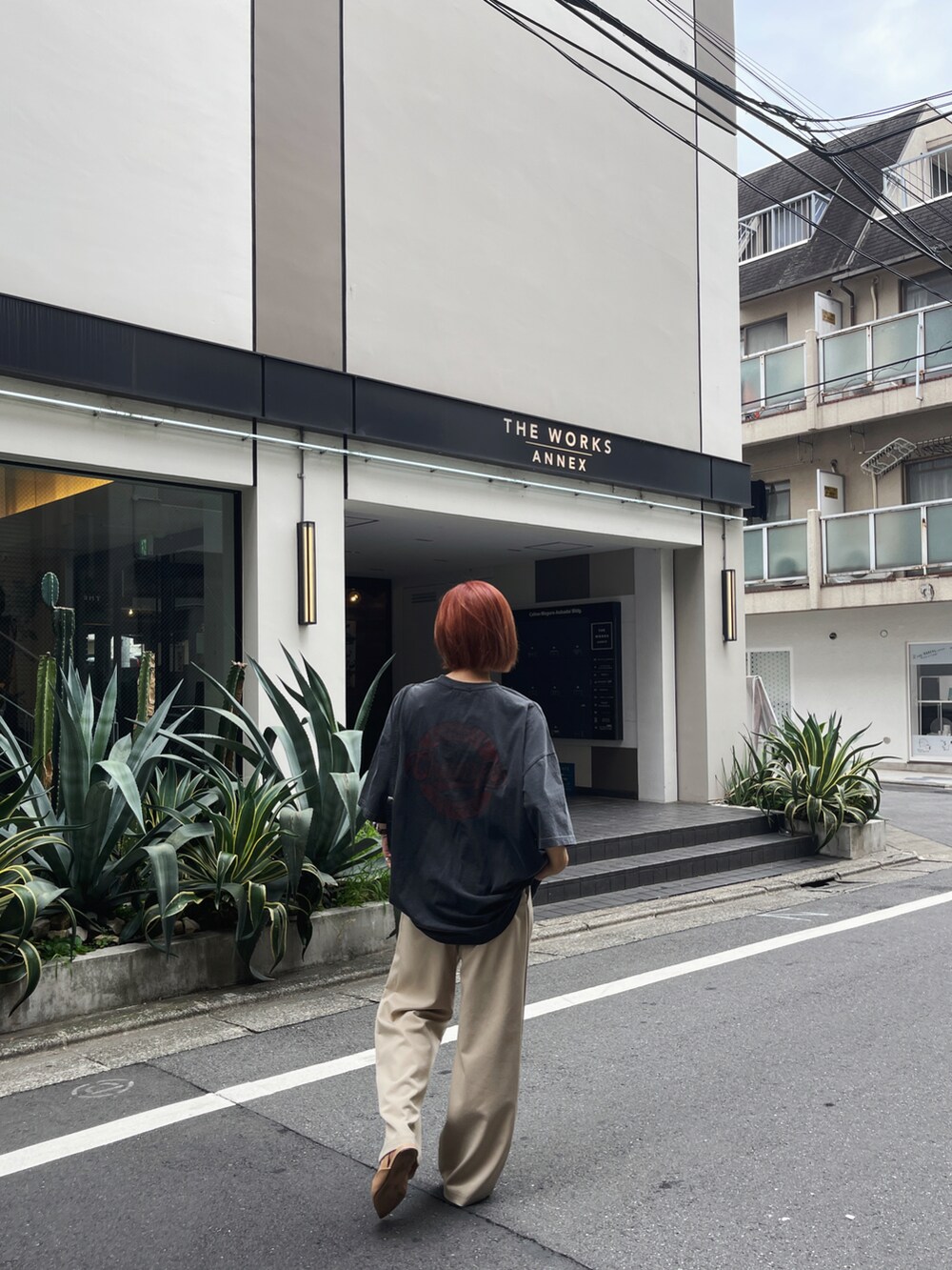 ブラック系のTシャツ/カットソー、ベージュ系のパンツ、ベージュ系のシューズを着用したレディースの秋コーディネートの2枚目の写真