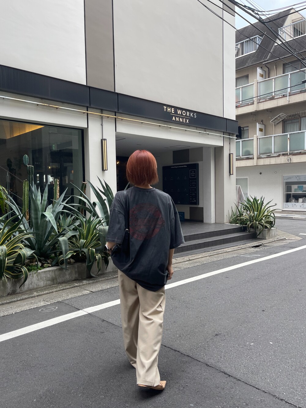 ブラック系のTシャツ/カットソー、ベージュ系のパンツ、ベージュ系のシューズを着用したレディースの秋コーディネートの3枚目の写真