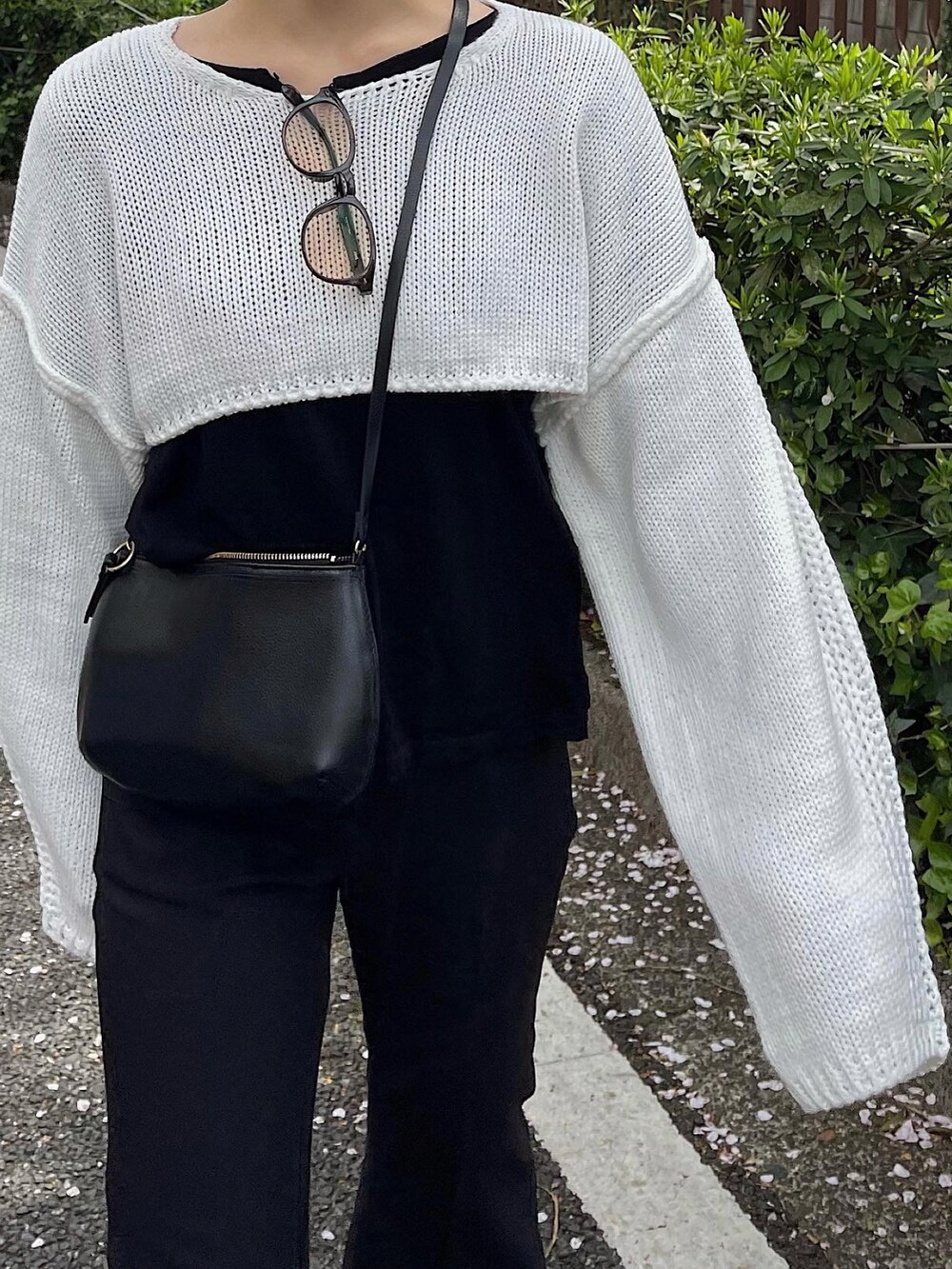 ホワイト系のニット/セーターを着用したレディースの春コーディネートの2枚目の写真