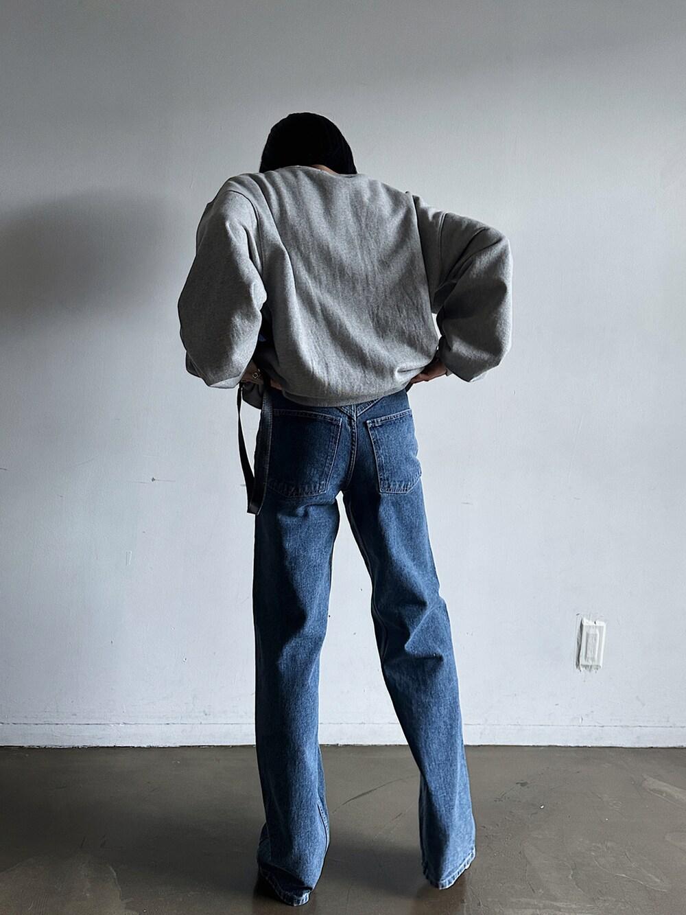 ブルー系のデニムパンツ、グレー系のスウェットを着用したレディースの春コーディネートの5枚目の写真