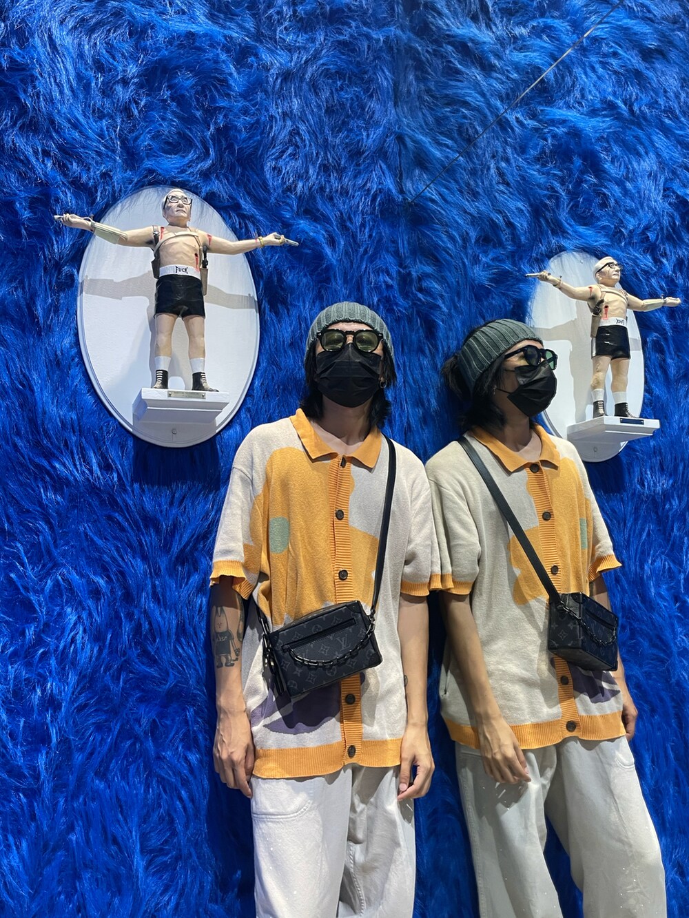 ベージュ系のトップス、ベージュ系のパンツ、ホワイト系のスニーカーを着用したメンズの秋コーディネートの2枚目の写真