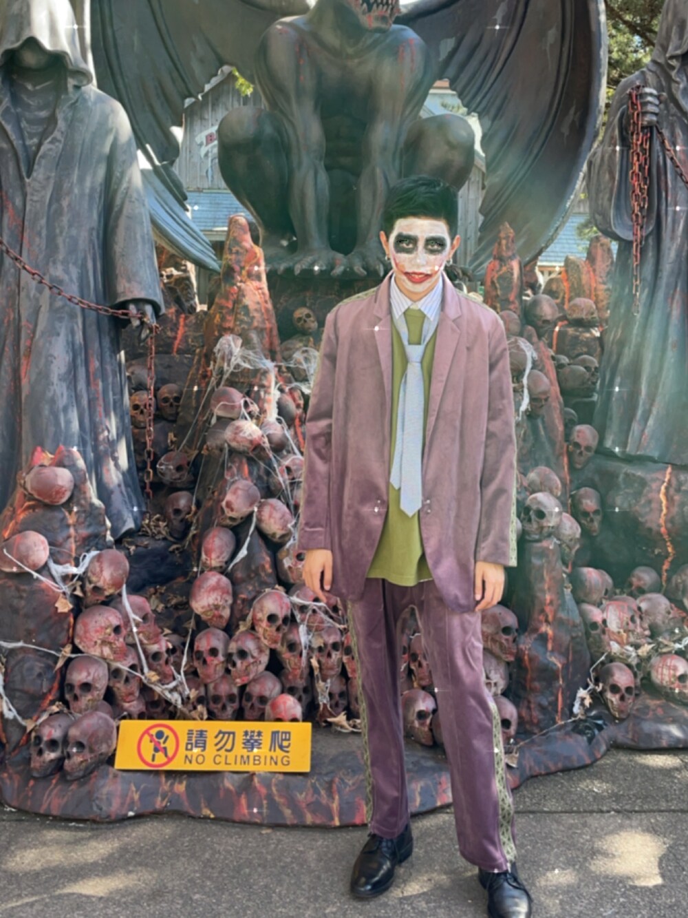 ブルー系のシャツ/ブラウスを着用したメンズの秋コーディネートの3枚目の写真