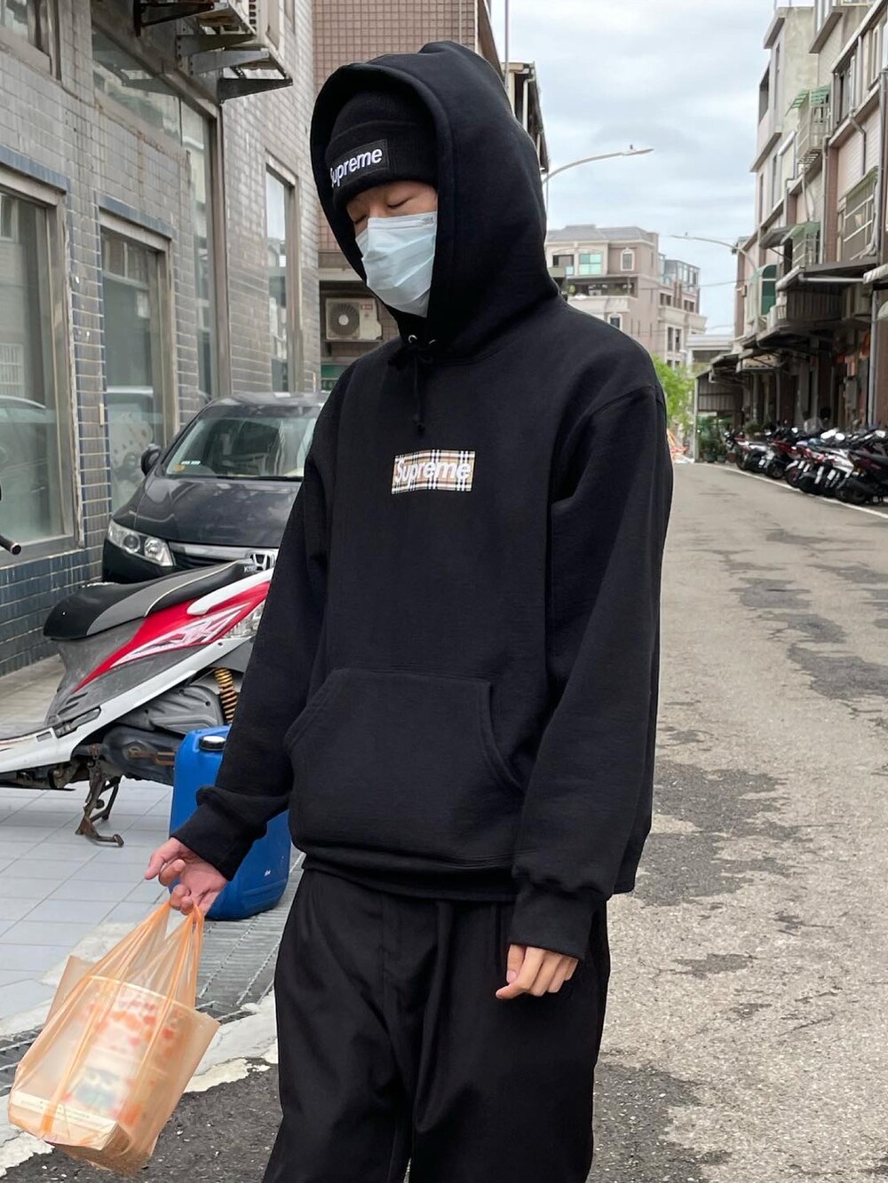 ブラック系のパーカー、ブラック系のパーカー、ブラック系のスニーカーを着用したメンズの春コーディネートの3枚目の写真